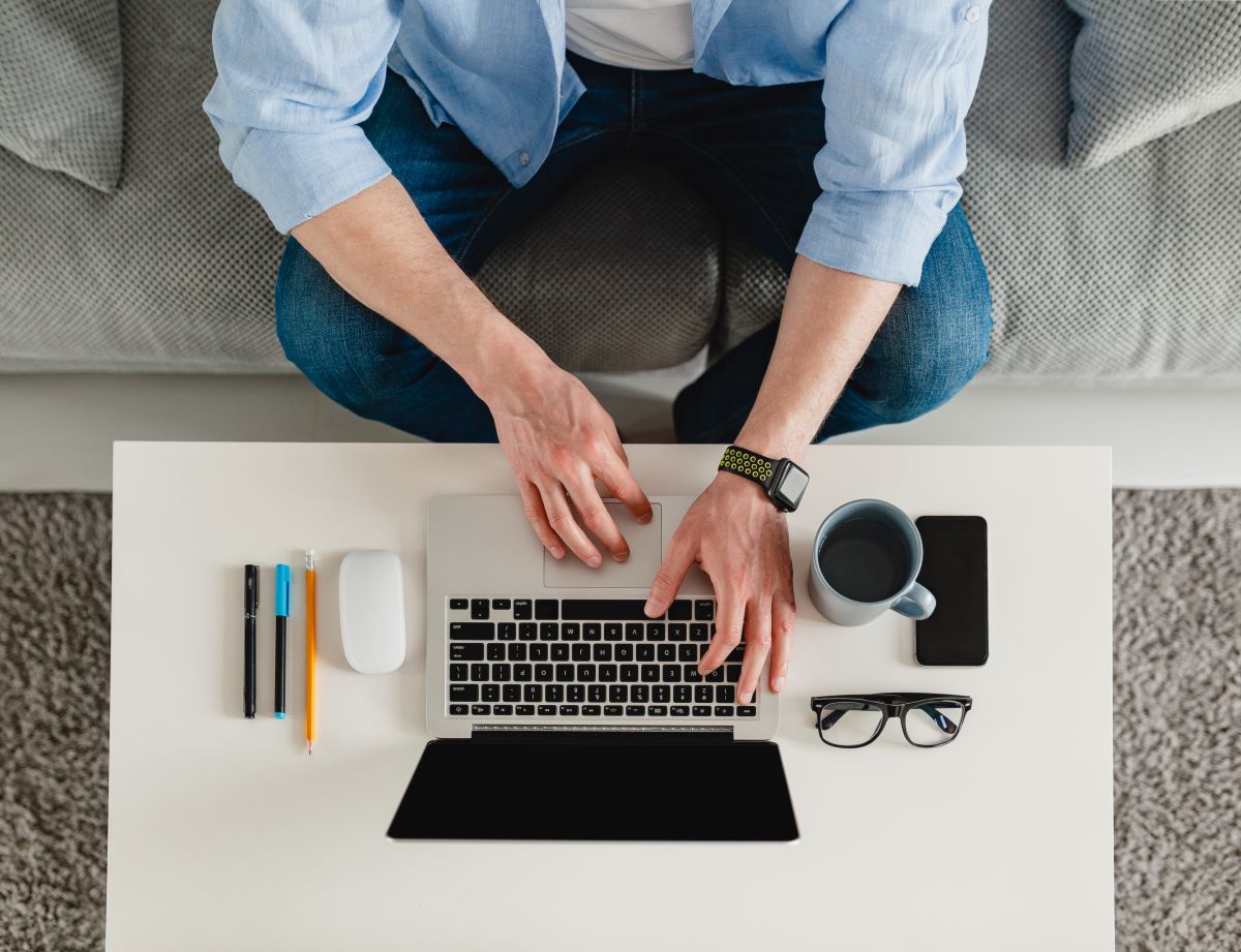 Homem com laptop trabalhando remotamente